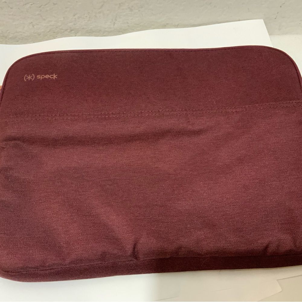 I-Pad/Tablet Case Speck burgundy 10”x14”x1” - Picture 2 of 5
